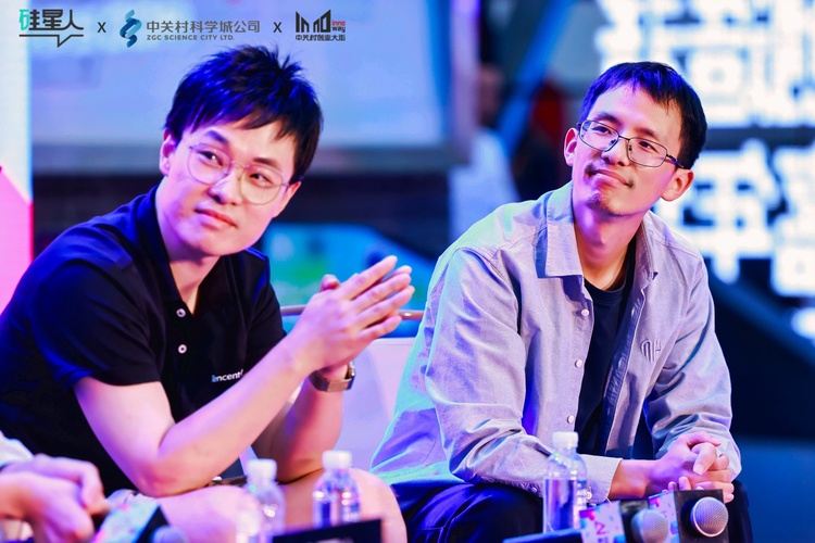 12岁小孩竟在Vibe Coding圆桌上军训阿里、百度、美团大咖！