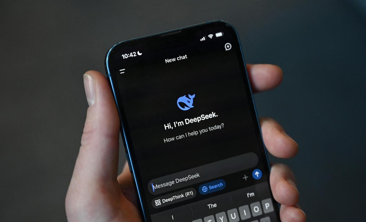 全球首款内嵌DeepSeek的手机问世，央妈点赞！猫女机器人时代即将来临？