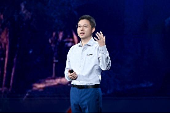 百度智能云全方位升级，吴彦祖数字员工震撼登场！