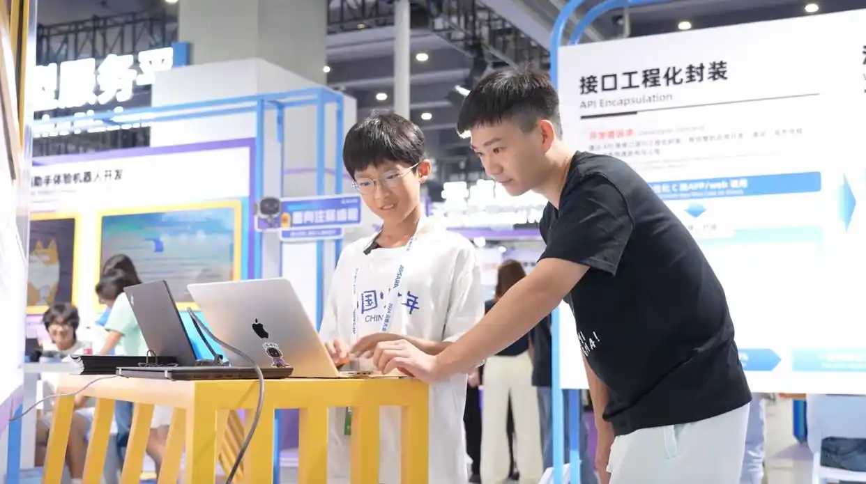 通义灵码AI编程能力升级，轻松对话即可创建网页！