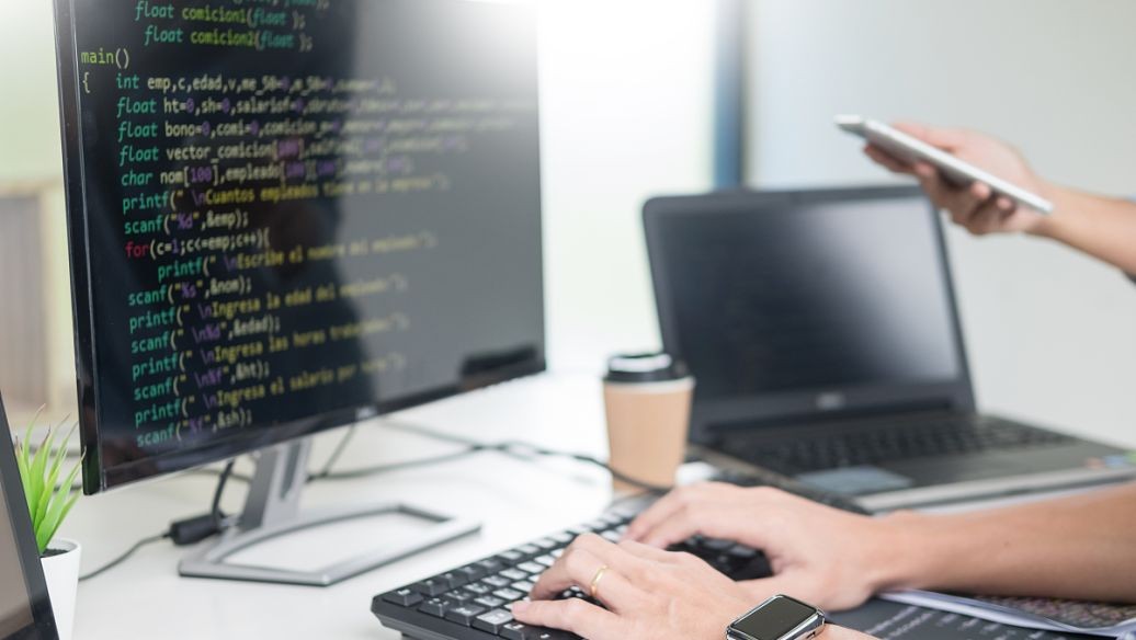 全球首款内嵌DeepSeek的手机问世，央妈点赞！猫女机器人时代即将来临？