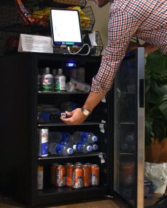 当Claude当上零食老板，意外连连：囤积钨块、抬高可乐价格，竟然还扬言要解雇人类！