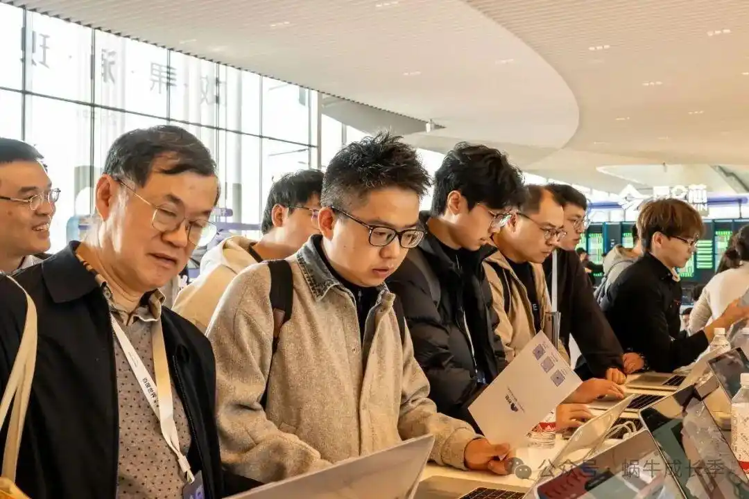 2025百度世界大会精彩瞬间：AI落地展现“效果涌现”的全新场景！