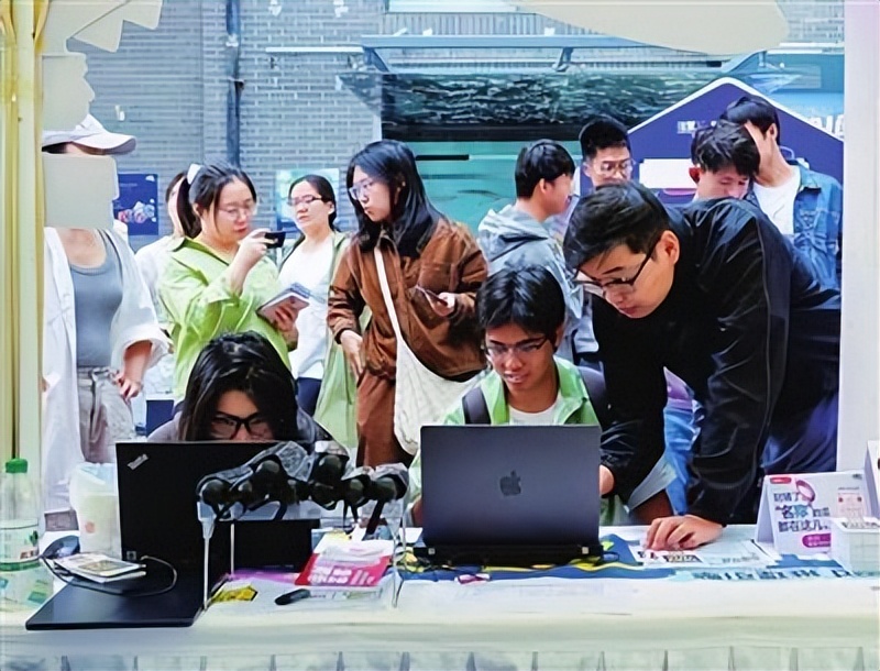 中关村创业大街，AI创造者嘉年华来啦！快来一起体验科技的魅力！