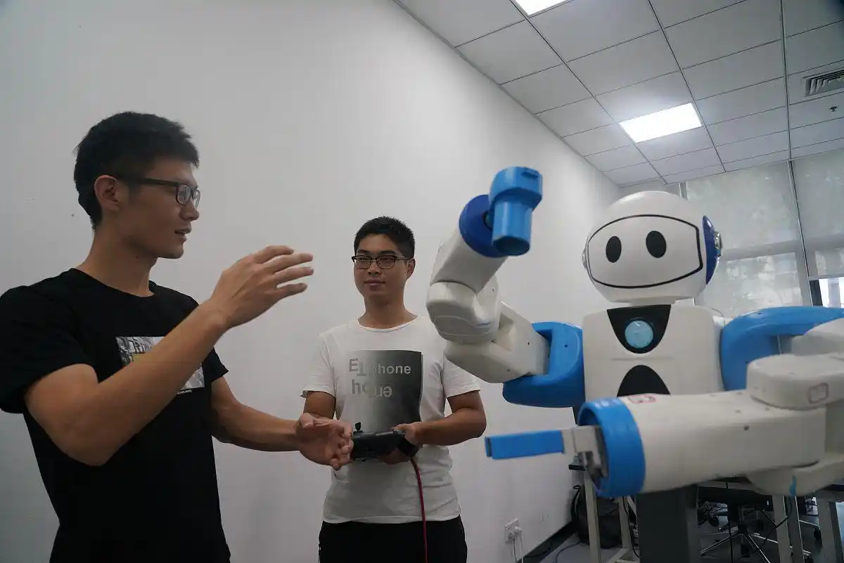 周鸿祎点燃AI“小龙虾”热潮：80%家长的职场焦虑，竟被OpenClaw翻转！